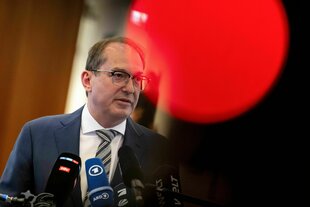 Der Bundesinnenminister Alexander Dobrindt (CSU) bei einer Pressekonferenz