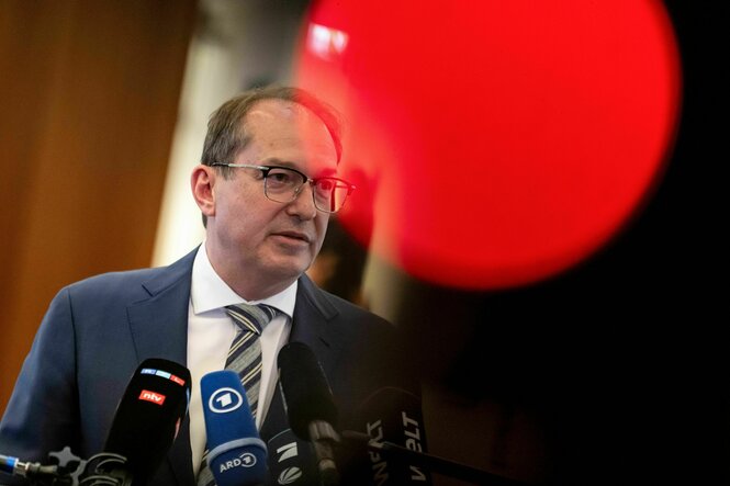 Der Bundesinnenminister Alexander Dobrindt (CSU) bei einer Pressekonferenz
