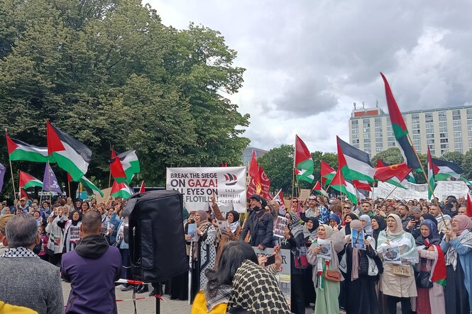 Vor dem Roten Rathaus weht ein Meer aus palästinensischen Flaggen