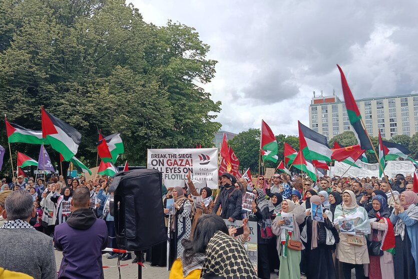 Vor dem Roten Rathaus weht ein Meer aus palästinensischen Flaggen