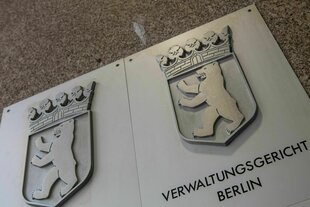 Zwei Schilder vom Berliner Verwaltungsgericht