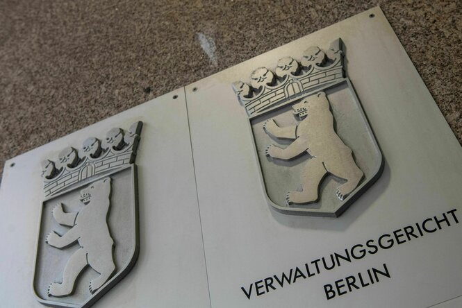 Zwei Schilder vom Berliner Verwaltungsgericht