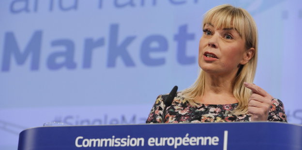 EU-Kommissarin Elżbieta Bieńkowska auf einem Podium