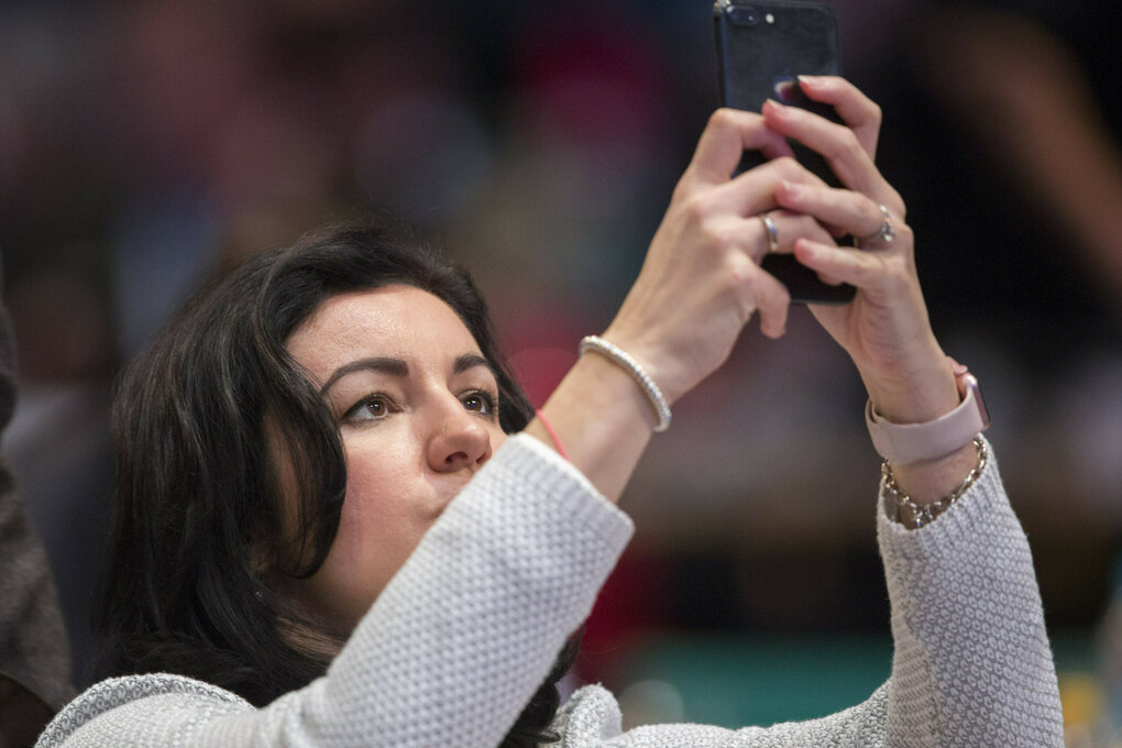 Eine Frau macht ein Selfie