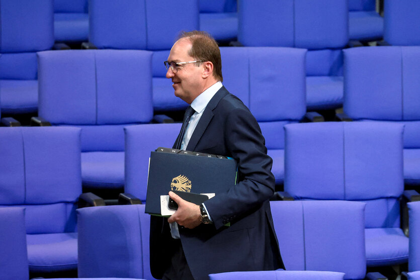 Alexander Dobrindt mit Akten im Bundestag