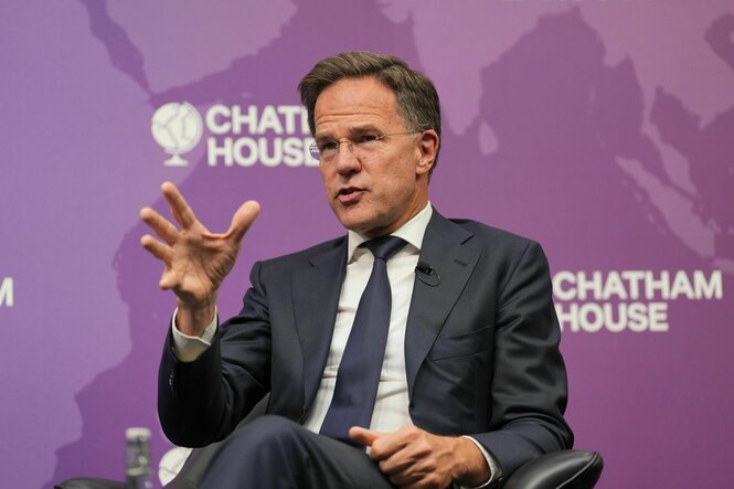 Nato-Generalsekretär Mark Rutte gestikuliert während seiner Rede im Chatham House.