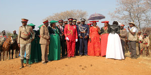Stammesältere der Herero in bunten Uniformen bei einer Gedenkveranstaltung