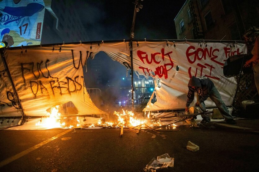 Ein Demonstrant legt Feuer während der Proteste gegen die Razzien der Trump-Administration gegen Einwanderer in Los Angeles