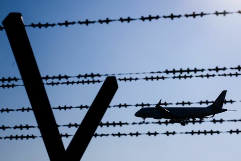 Flugzeug hinter Stacheldraht
