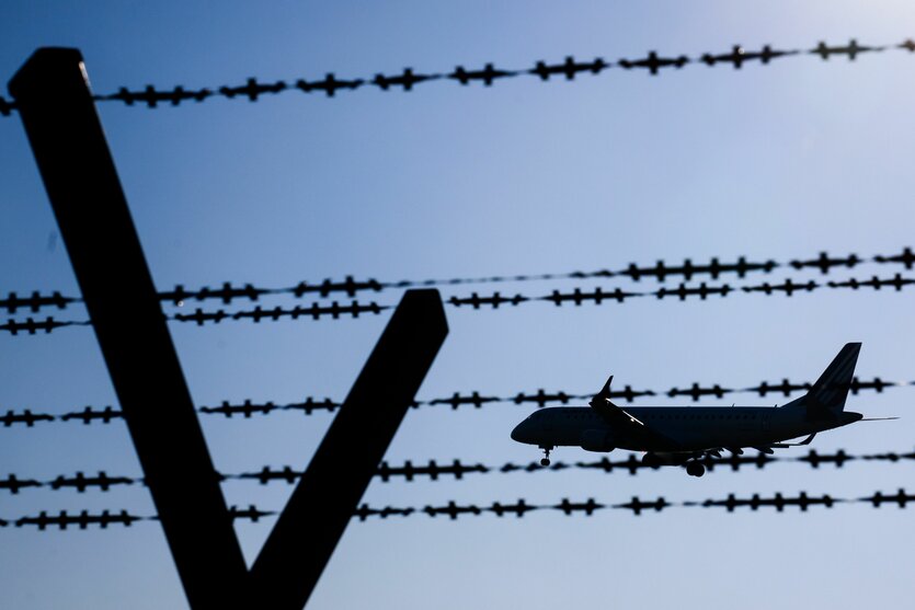 Flugzeug hinter Stacheldraht