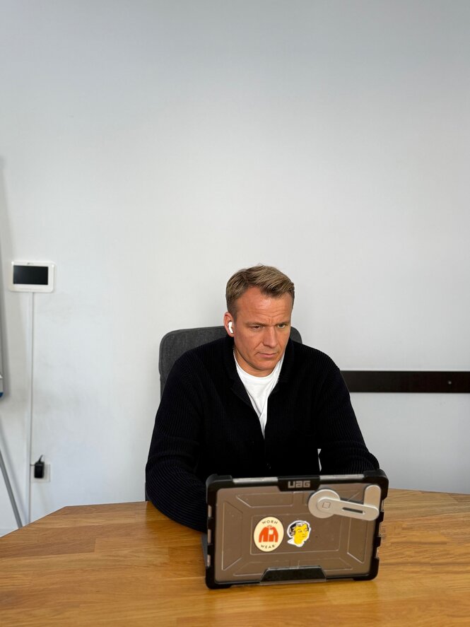 Ilia Shumanov sitzt hinter einem Laptop