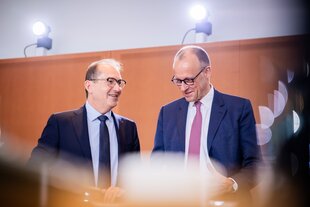 Zwei Männer scherzen miteinander