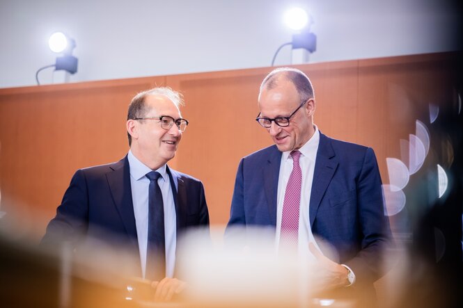 Zwei Männer scherzen miteinander