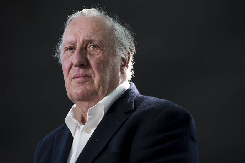 Frederick Forsyth mit weißem Hemd und blauem Jackett