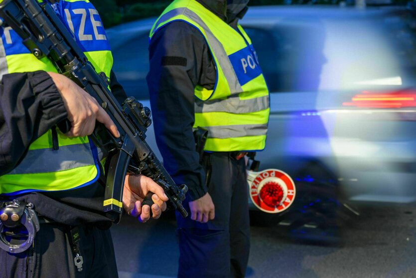 Beamte der Bundespolizei überwachen am frühen Morgen die Einreise an einem deutsch-polnischen Grenzübergang