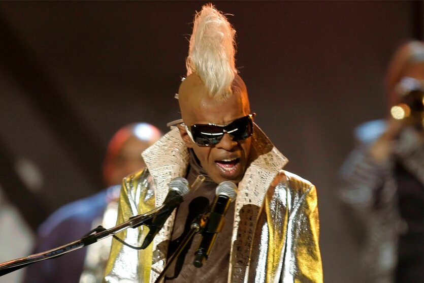 Rarer öffentlicher Auftritt Sly Stone mit blondierter Haartolle bei der Grammy-Verleihung 2006 in Los Angeles