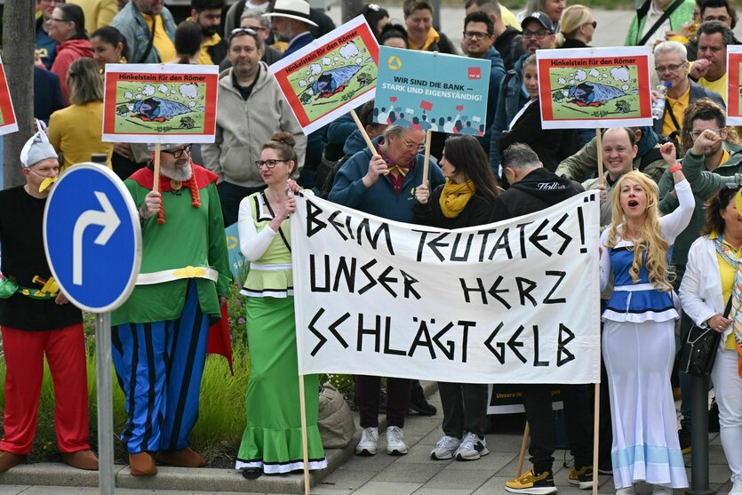 Commerzbank-Mitarbeiter halten Plakate gegen die Übernahme