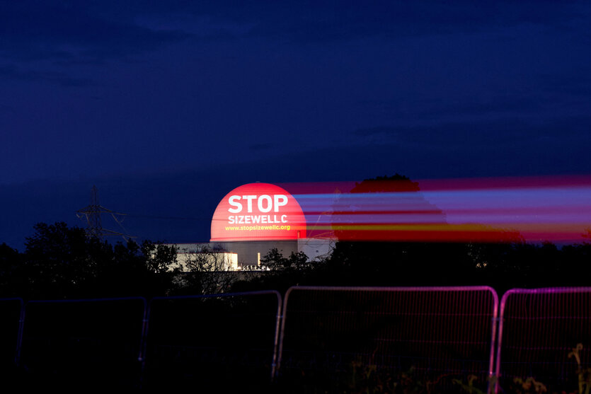 Aktivisten projizieren eine Botschaft mit der Aufschrift „Stop Sizewell C“ auf die Kuppel von Sizewell B in Sizewell