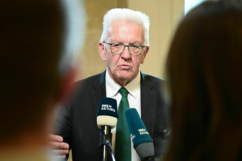 Winfried Kretschmann (Bündnis 90/Die Grünen), Ministerpräsident von Baden-Württemberg, spricht zu Vertretern der Presse