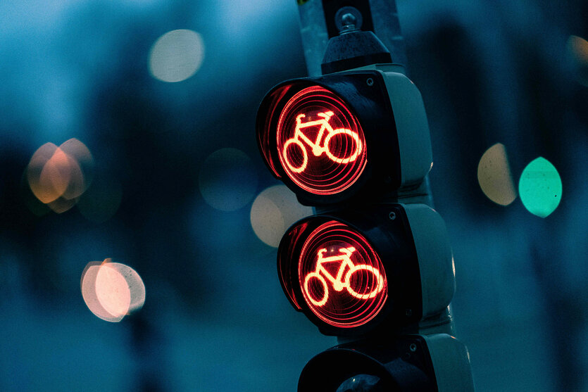 Eine Ampel zeigt zwei rote Fahrradsymbole