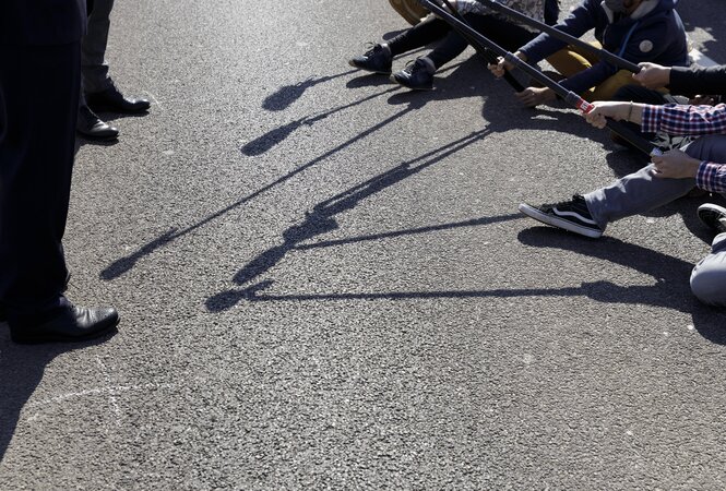 Schatten von Mikrofonen und Männerschuhe