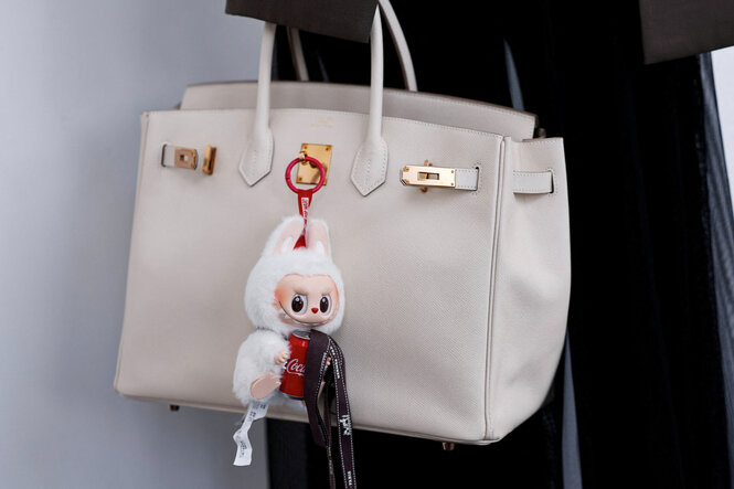 Ein Labubu-Spielzeug hängt an einer Hermes-Tasche