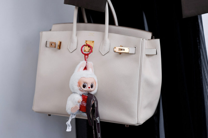 Ein Labubu-Spielzeug hängt an einer Hermes-Tasche