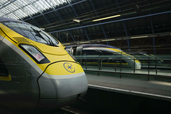 Zwei Eurostar Züge stehen zum Einsteigen bereit