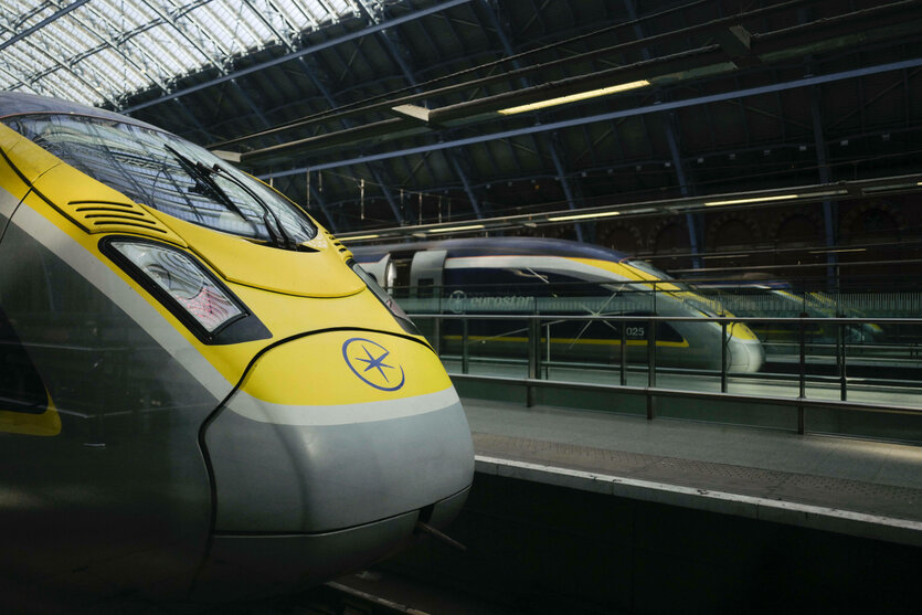 Zwei Eurostar Züge stehen zum Einsteigen bereit