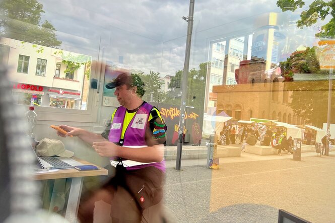 Ein Mann mit pinker Warnweste: Sven Dittrich an seinem Arbeitsplatz, dem „Infopoint“ auf dem Leopoldplatz im Wedding
