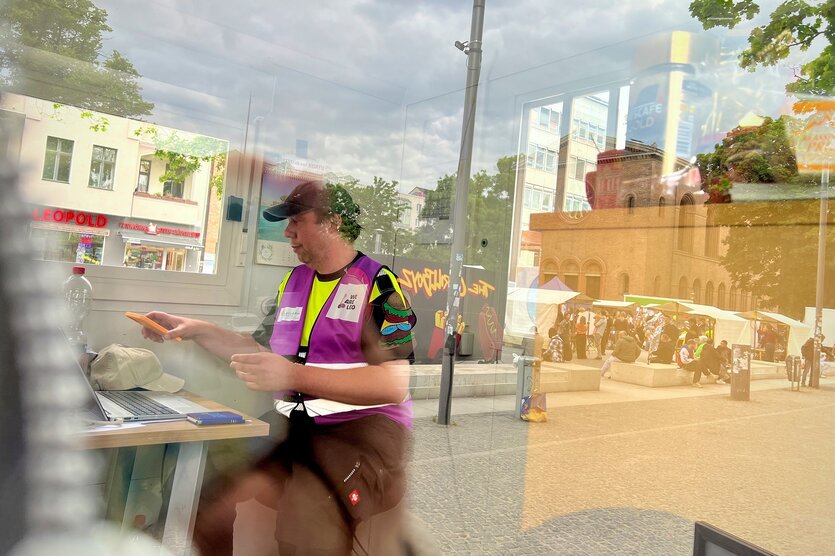 Ein Mann mit pinker Warnweste: Sven Dittrich an seinem Arbeitsplatz, dem „Infopoint“ auf dem Leopoldplatz im Wedding