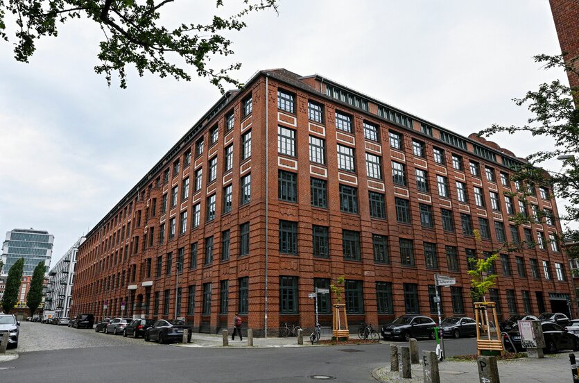 Das Gebäude vom "House of Games“, bekannt als Gebäude LUX in der Rotherstraße 8-11. Ab 2026 sollen sich hier große oder kleine Unternehmen der Games-Branche, Start-ups wie etablierte Firmen, aber auch Kultur- oder Bildungsinstitutionen niederlassen können. Das Projekt soll kreative Köpfe aus aller Welt nach Berlin ziehen.