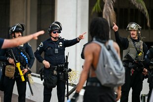 Beamte der Polizei sind bei Protesten in Downtown LA im Einsatz