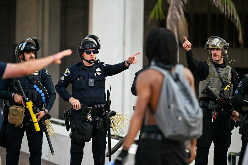 Beamte der Polizei sind bei Protesten in Downtown LA im Einsatz