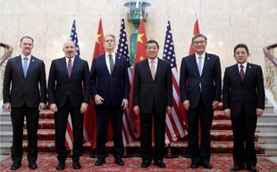 Die von der amtlichen chinesischen Nachrichtenagentur Xinhua zur Verfügung gestellte Aufnahme zeigt Delegationen Chinas und der USA vor gemeinsamen Handelsgesprächen im Rahmen des Beratungsmechanismus für Wirtschaft und Handel zwischen den beiden Ländern.