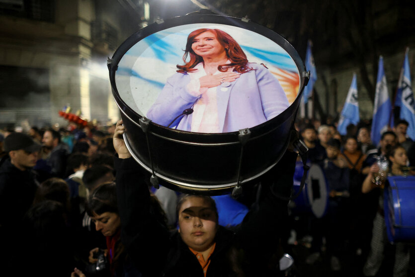 Eine Frau hält eine Trommel mit dem Foto von Cristina Kirchner in die Höhe