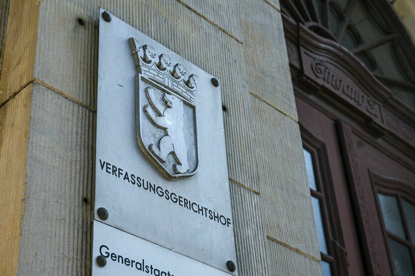 Ein Schild an einem Gebäude, darauf steht Verfassungsgerichtshof, daneben das Berliner Wappen