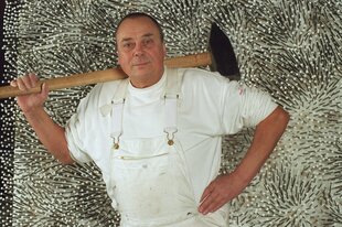Porträt von Günther Uecker mit mit Hammer.