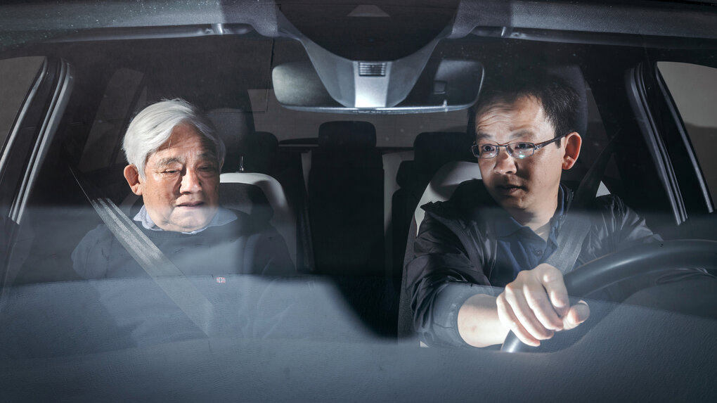 Portrait von Wenpo Lee und seinem Sohn Felix Lee in einem Auto sitzend.