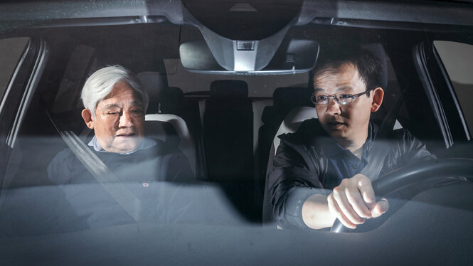 Portrait von Wenpo Lee und seinem Sohn Felix Lee in einem Auto sitzend.