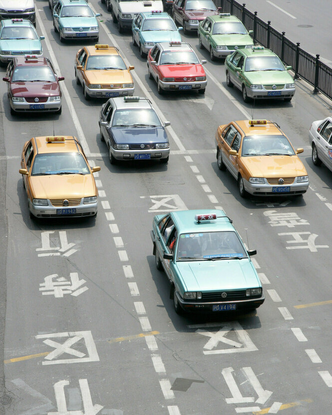 Mehrere Taxis auf einer mehrspurigen Straße.