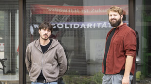 Linke Vor Ort: Ayke Chmielewski und Max Petermann vor der ehemligen Wurstfabrik in Hemelingen