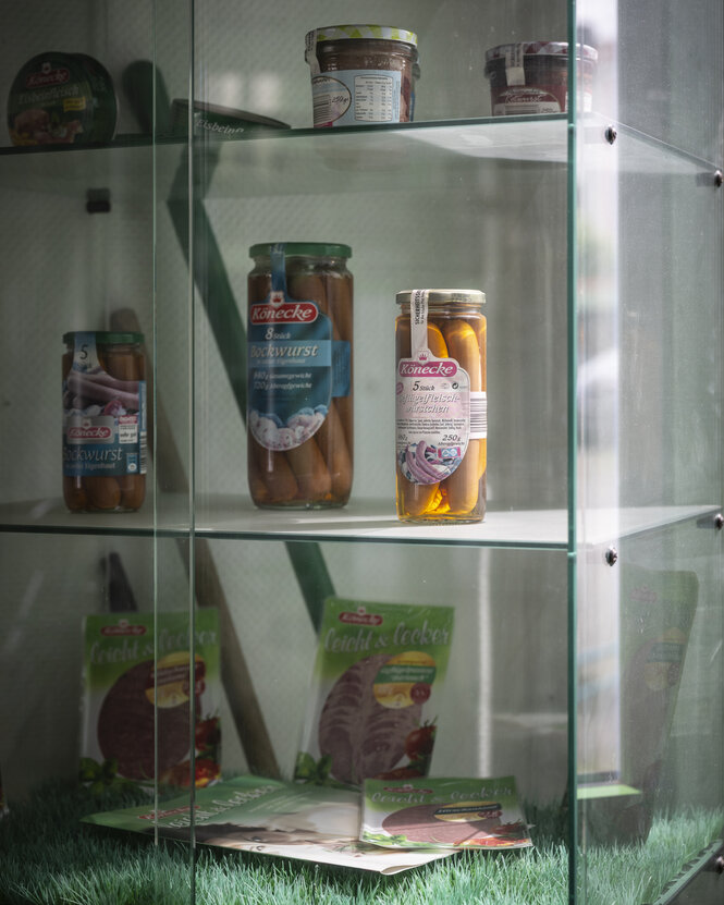 Wurstprodukte in einer Vitrine.