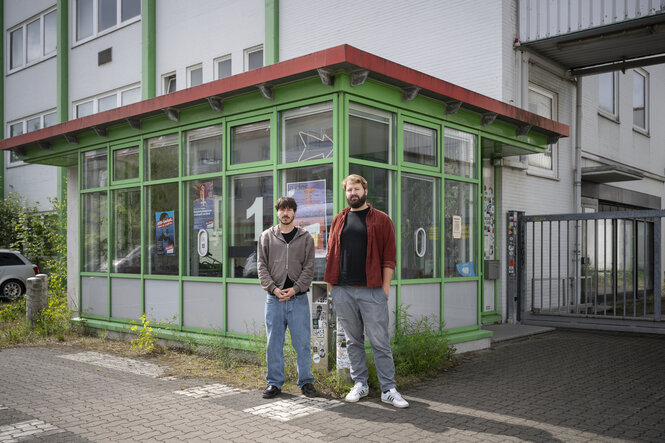 Ayke Chmielewski und Max Petermann vor dem ehemaligen Pförtnerhäuschen