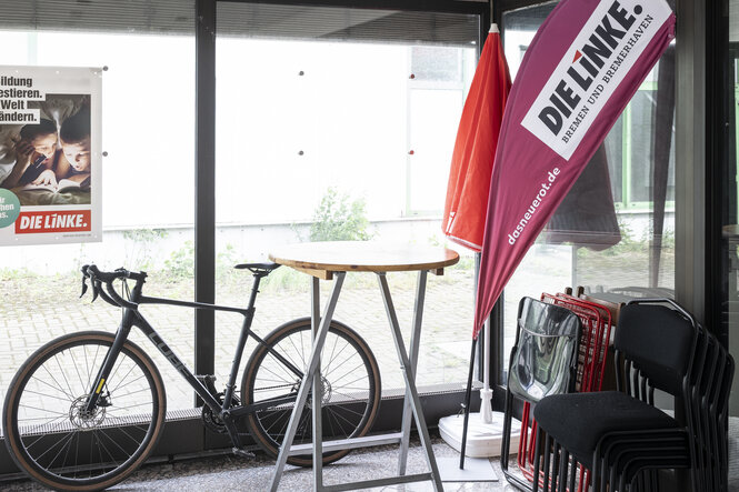 Ein Fahrrad und eine Linken-Fahne.