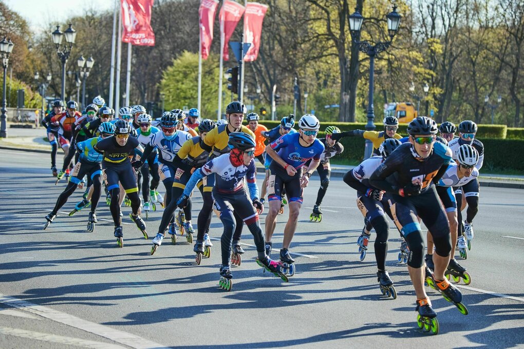 Etwa 1.000 Inliner und Inlinerinnen fahren im Rahmen Berlin Halbmarathons an der Siegessäule vorbei.