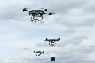 Verschiedene Kampfdrohnen fliegen am Himmel
