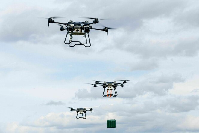 Verschiedene Kampfdrohnen fliegen am Himmel