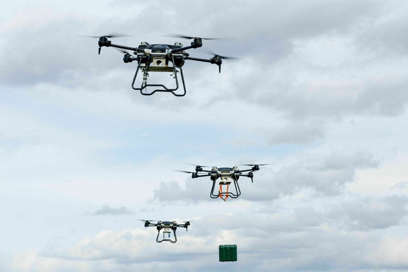Verschiedene Kampfdrohnen fliegen am Himmel