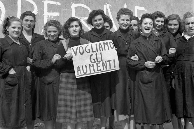 historische Schwarz-Weiß-Aufnahme, Frauen in den 50er Jahren in Arbeitskitteln protestieren mit einem Schild